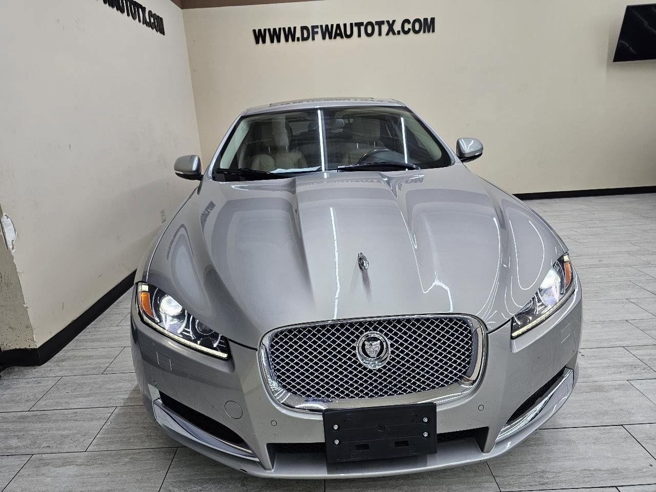 Used 2013 Jaguar XF image 3