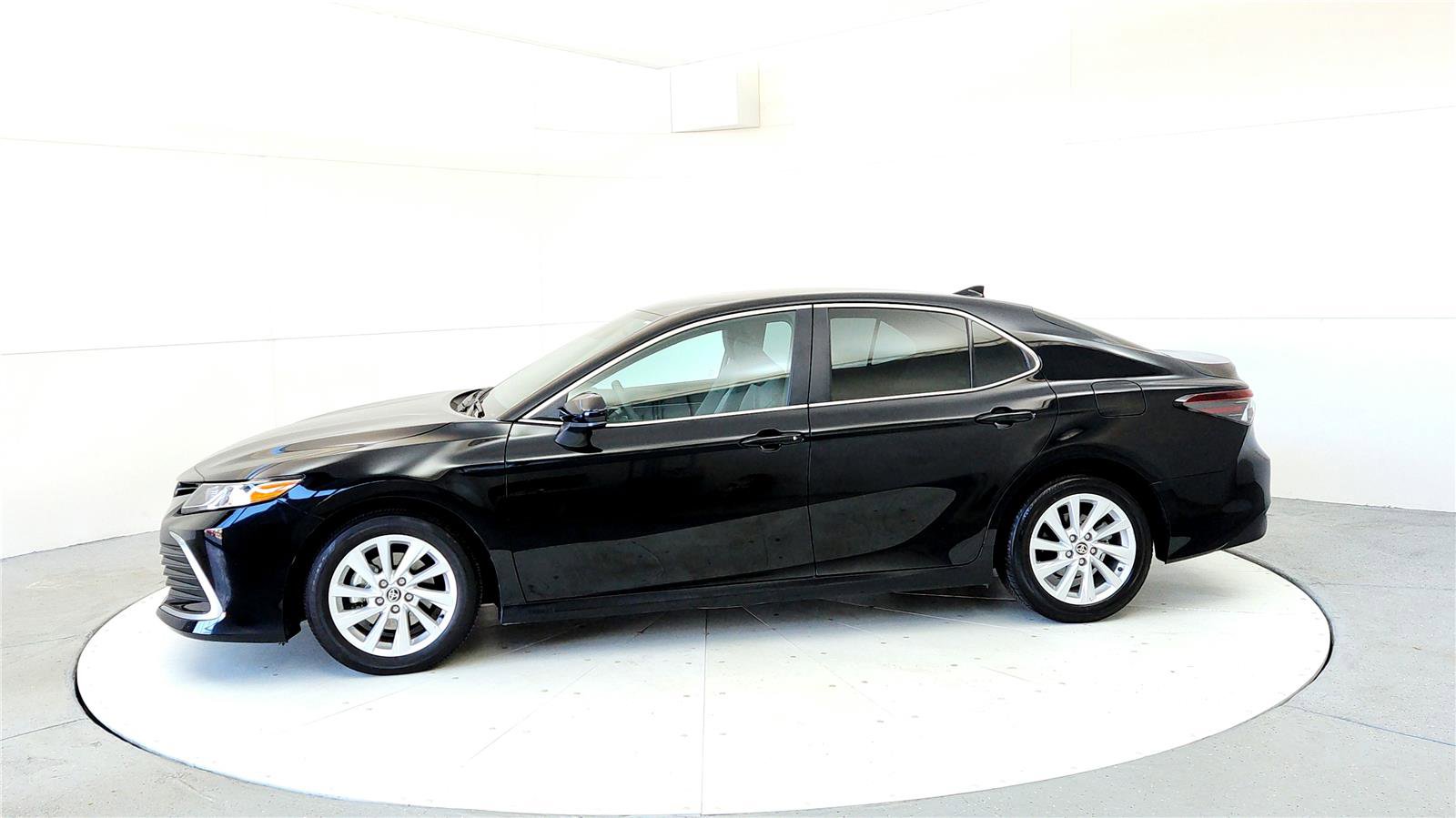 Used 2023 Toyota Camry LE FWD image 3