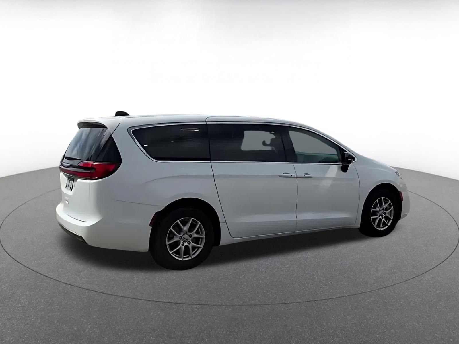 Used 2025 Chrysler Pacifica Select FWD image 13