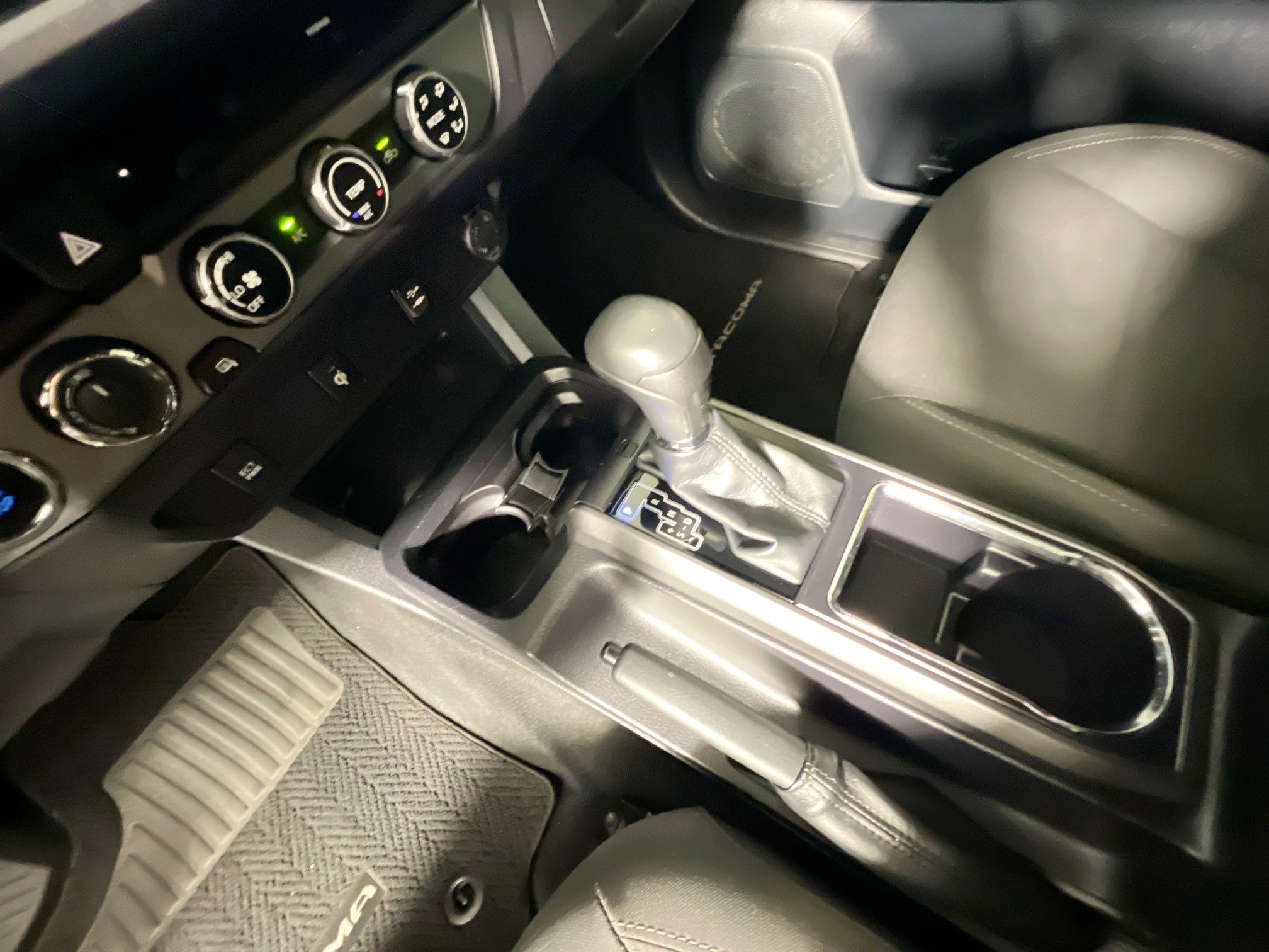 Used 2017 Toyota Tacoma TRD Sport w/ Tow Package (A/T) image 25