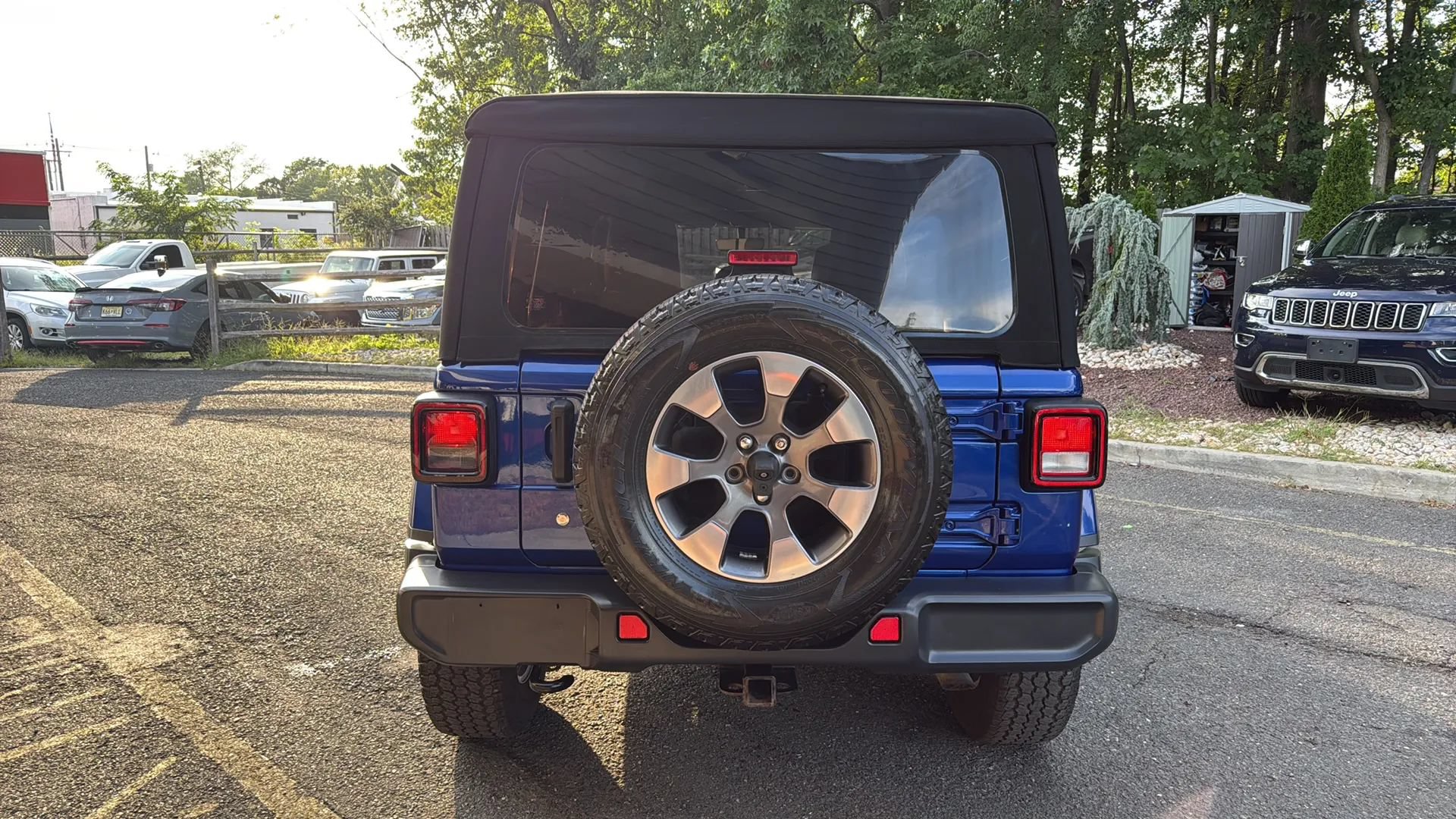 Used 2018 Jeep Wrangler Unlimited Sahara AWD/4WD image 6