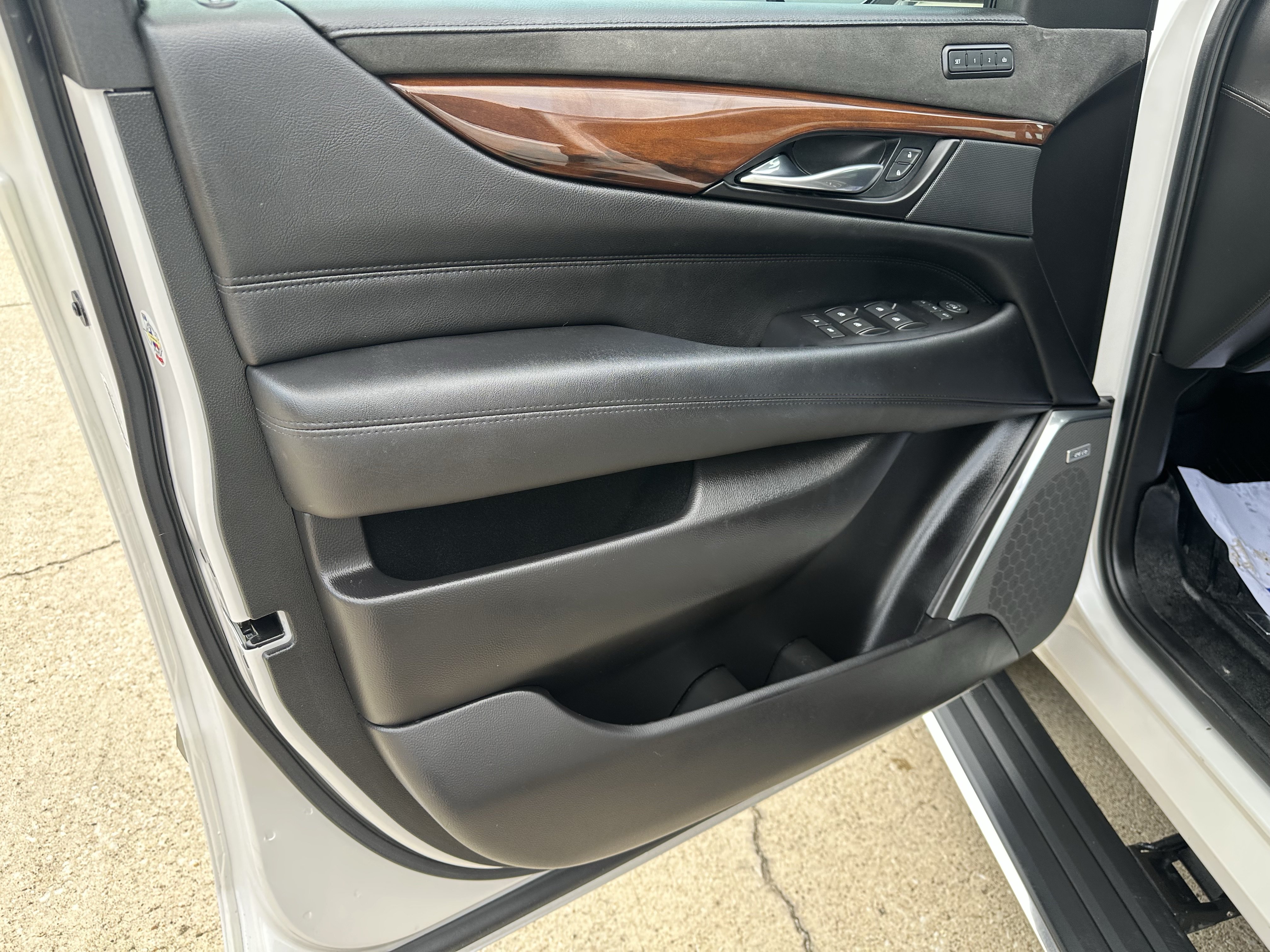 Used 2020 Cadillac Escalade Premium Luxury AWD/4WD image 16