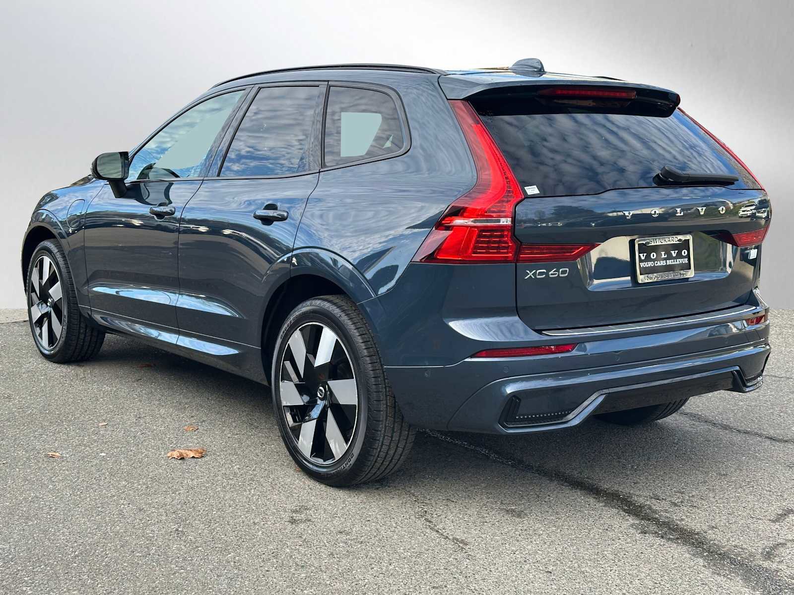 Certified 2024 Volvo XC60 T8 Plus w/ Protection Package Premier image 5