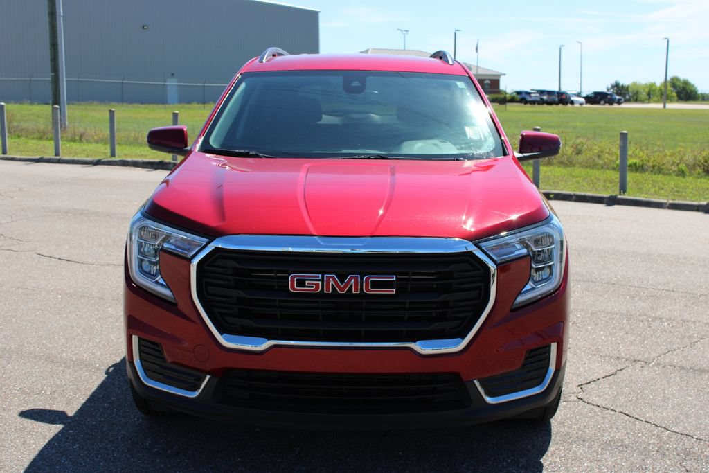 Used 2023 GMC Terrain SLE w/ Driver Convenience Package FWD image 4
