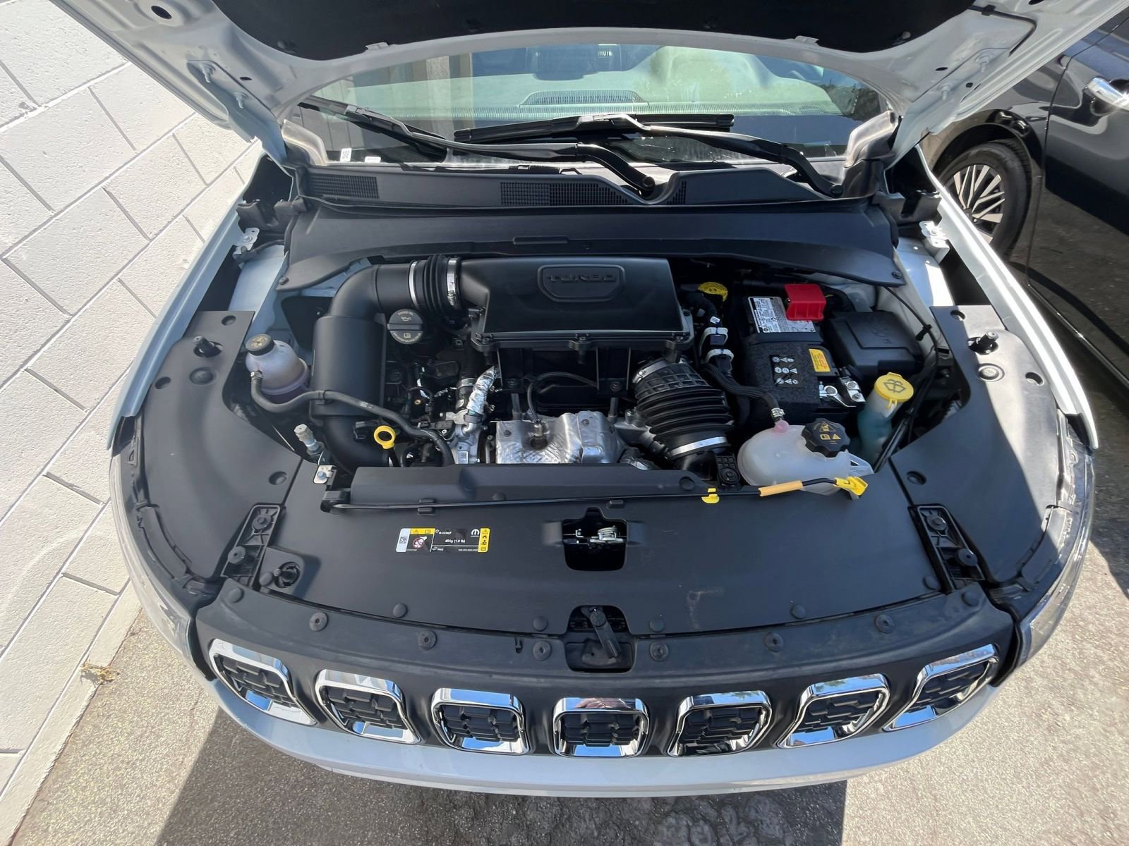 Used 2025 Jeep Compass Latitude image 32