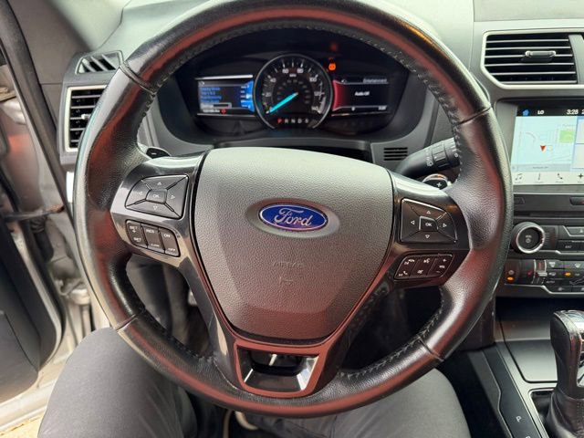 Used 2017 Ford Explorer XLT w/ XLT Technology Feature Bundle AWD/4WD image 19