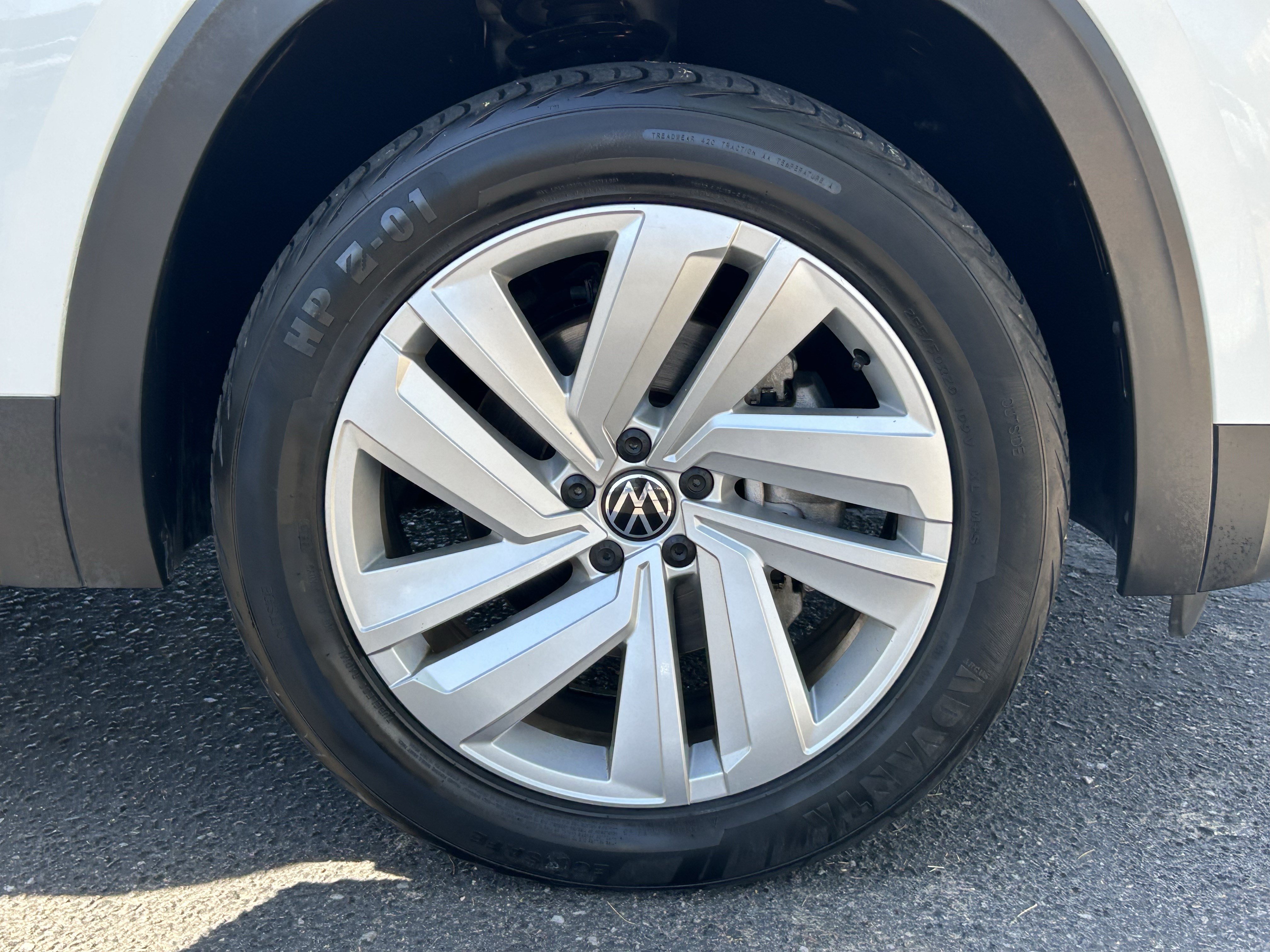 Used 2023 Volkswagen Atlas Cross Sport SE w/ Panoramic Sunroof Package FWD image 7