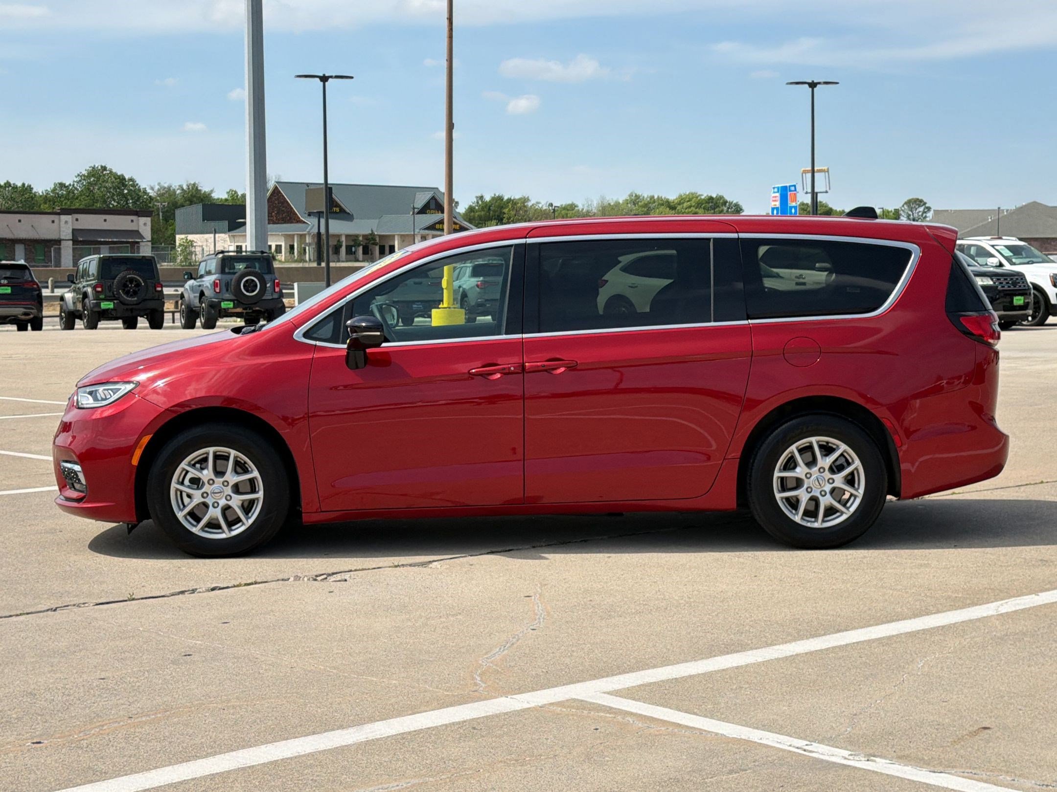 Certified 2025 Chrysler Pacifica Select image 2