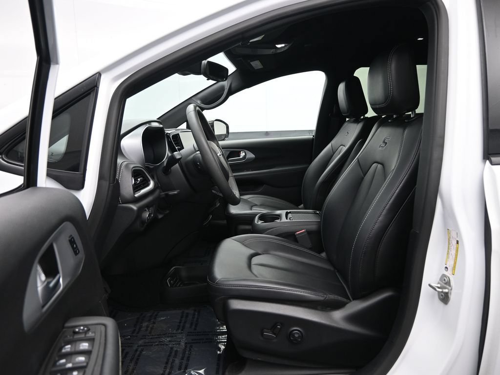 Used 2024 Chrysler Pacifica Limited FWD image 28