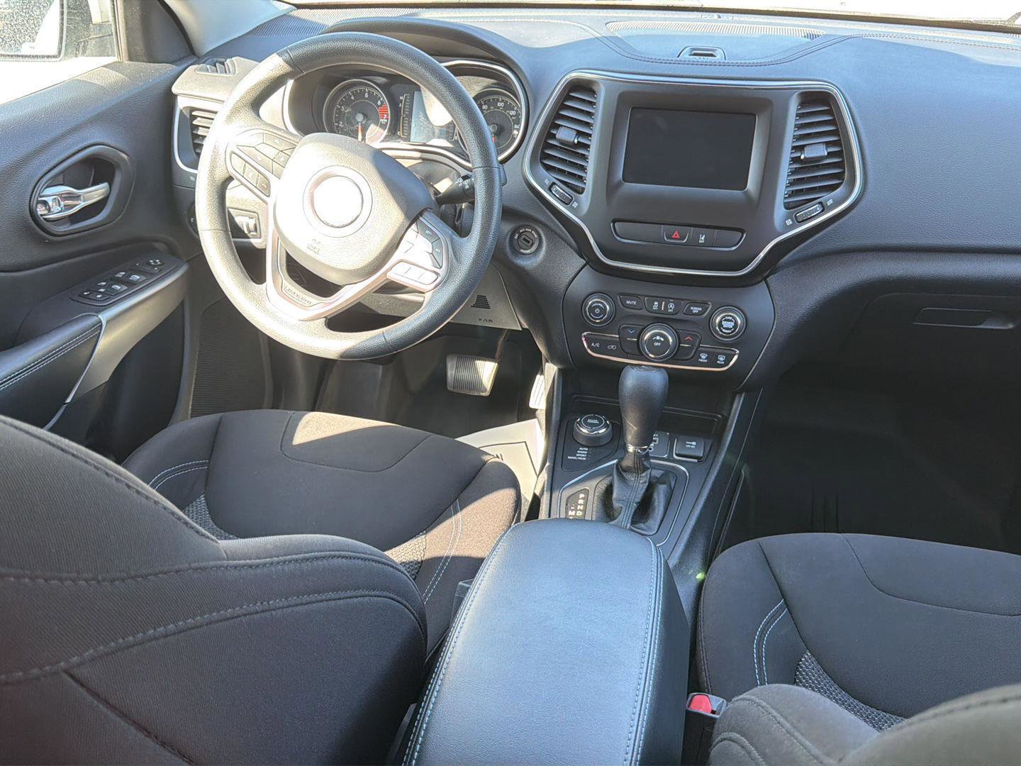 Used 2021 Jeep Cherokee Latitude w/ Mopar Interior Package AWD/4WD image 23