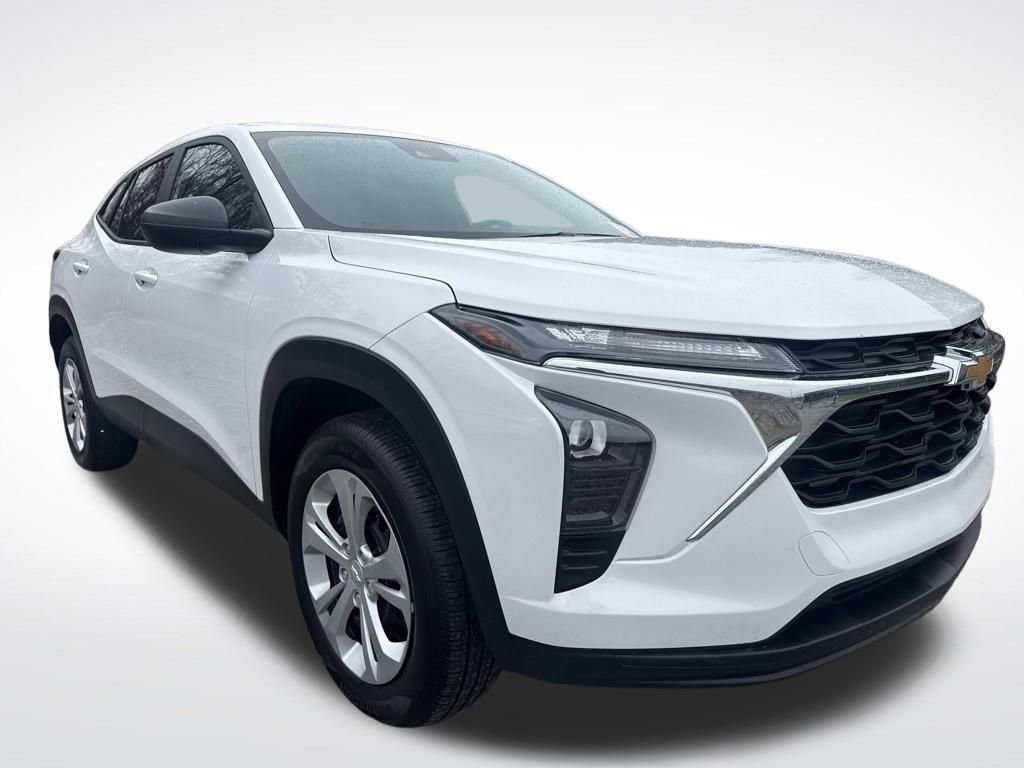 Used 2025 Chevrolet Trax LS image 11