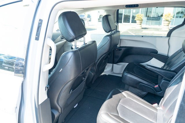 Used 2023 Chrysler Pacifica Touring-L FWD image 28