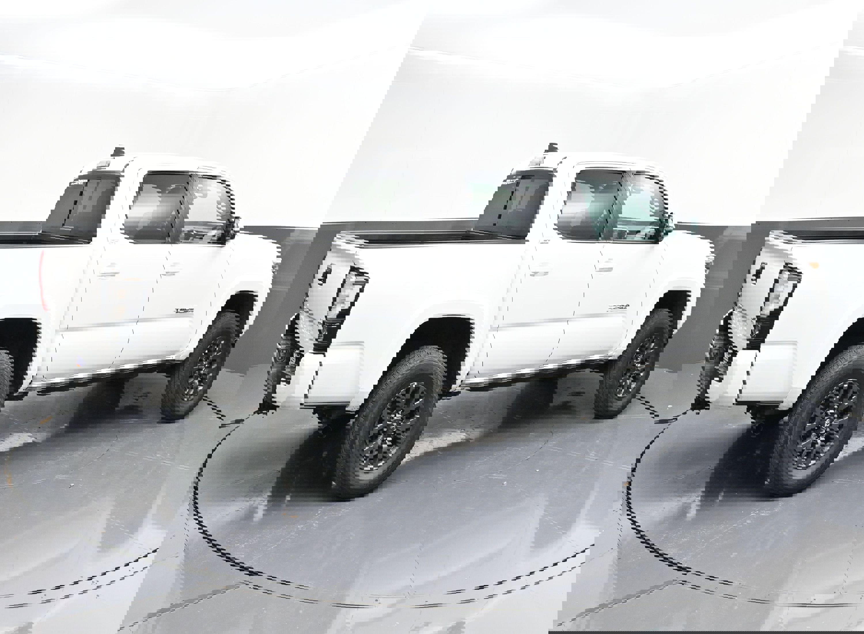Used 2023 Toyota Tacoma SR5 w/ Technology Package image 7