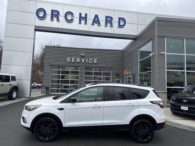 Used 2017 Ford Escape SE w/ SE Sport Appearance Package image 2