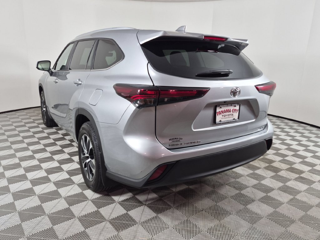 Used 2024 Toyota Highlander XLE FWD image 5