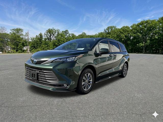 Used 2025 Toyota Sienna XLE FWD image 4