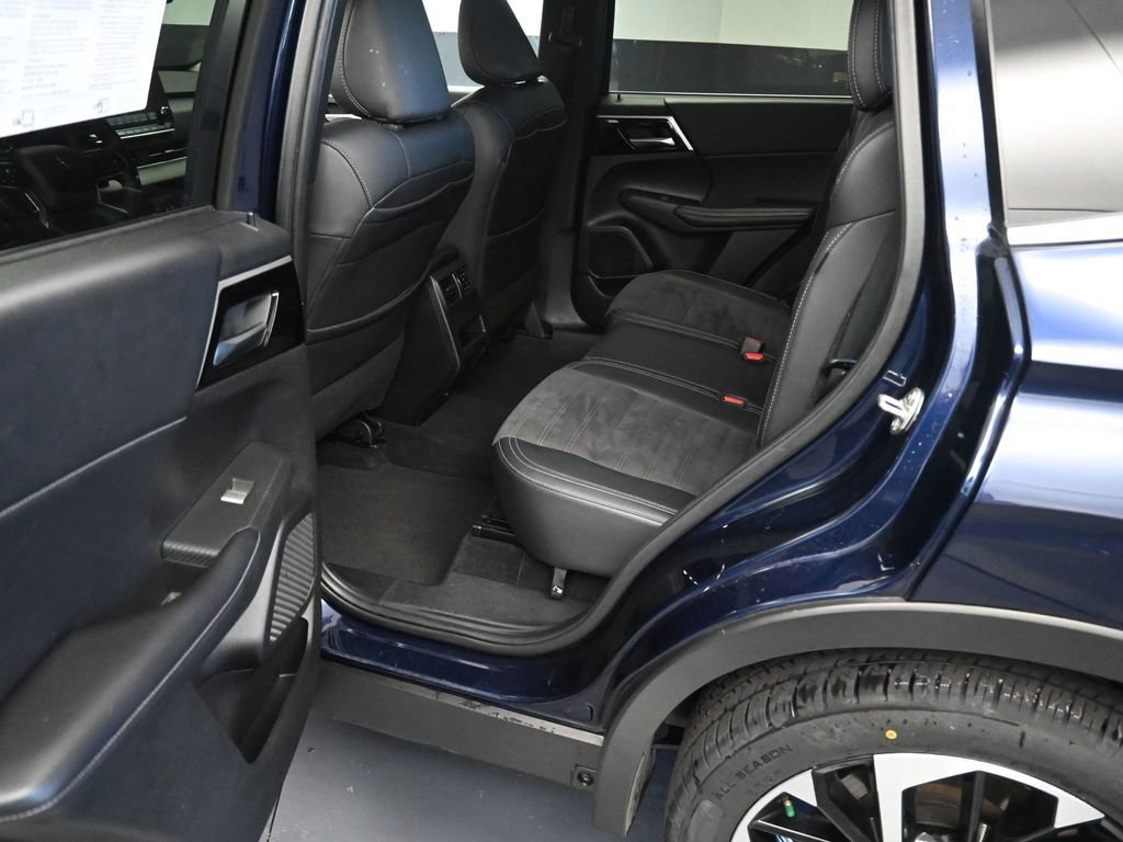 Used 2024 Mitsubishi Outlander AWD image 16