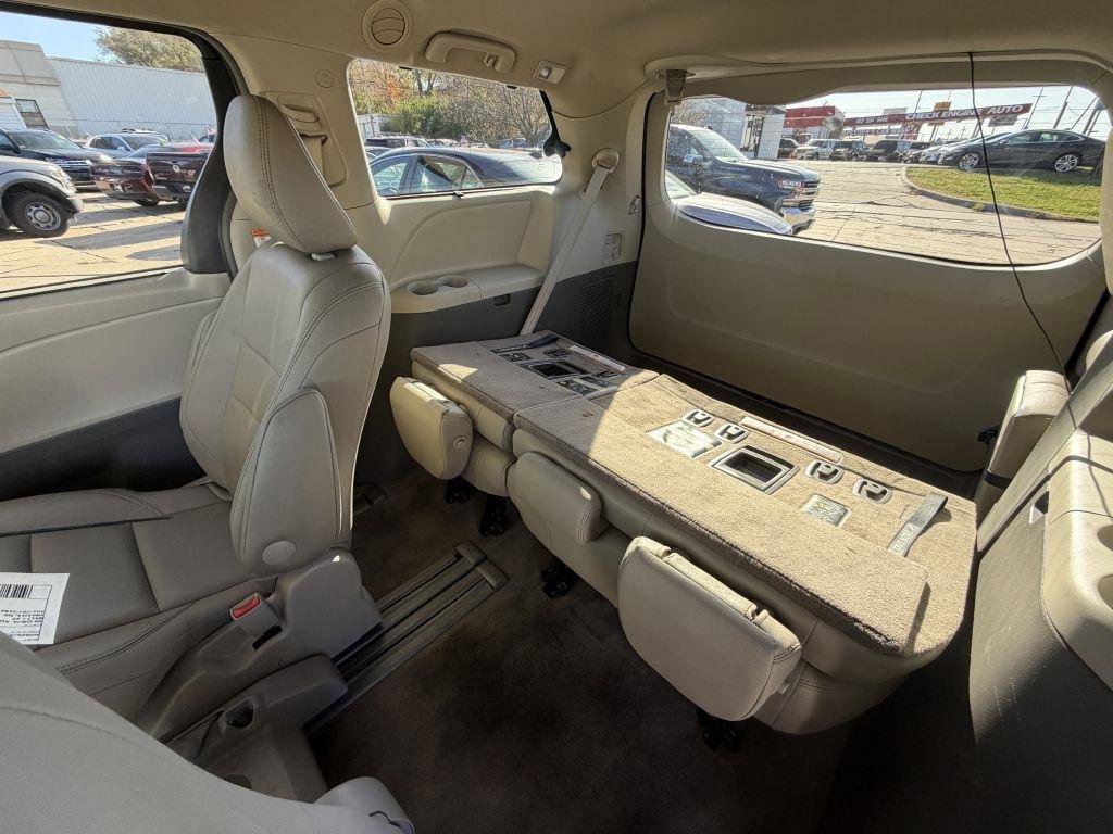 Used 2015 Toyota Sienna XLE w/ XLE Navigation Package FWD image 13