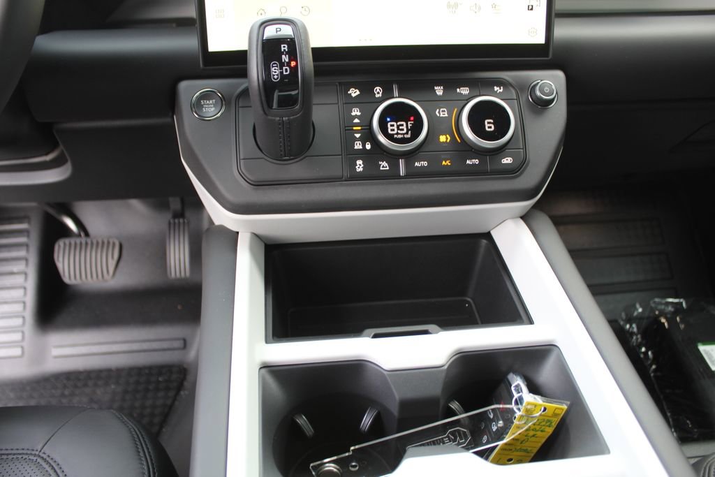 New 2026 Land Rover Defender 130 X-Dynamic SE image 13
