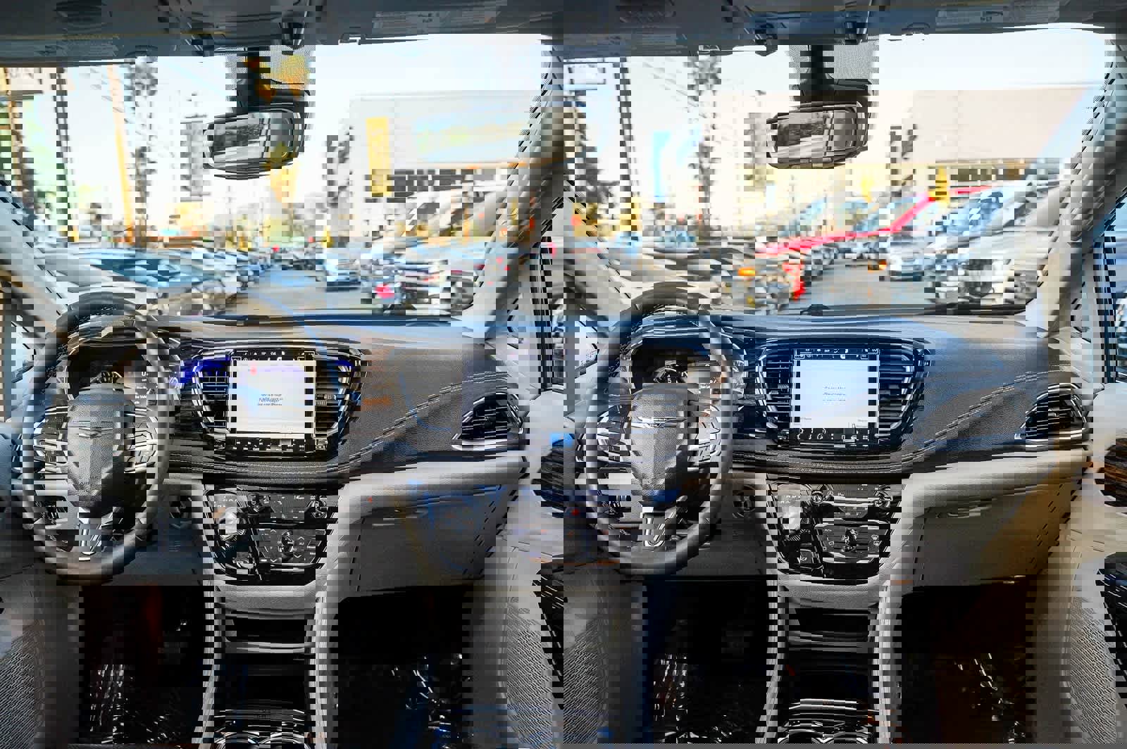 Used 2023 Chrysler Pacifica Limited image 12