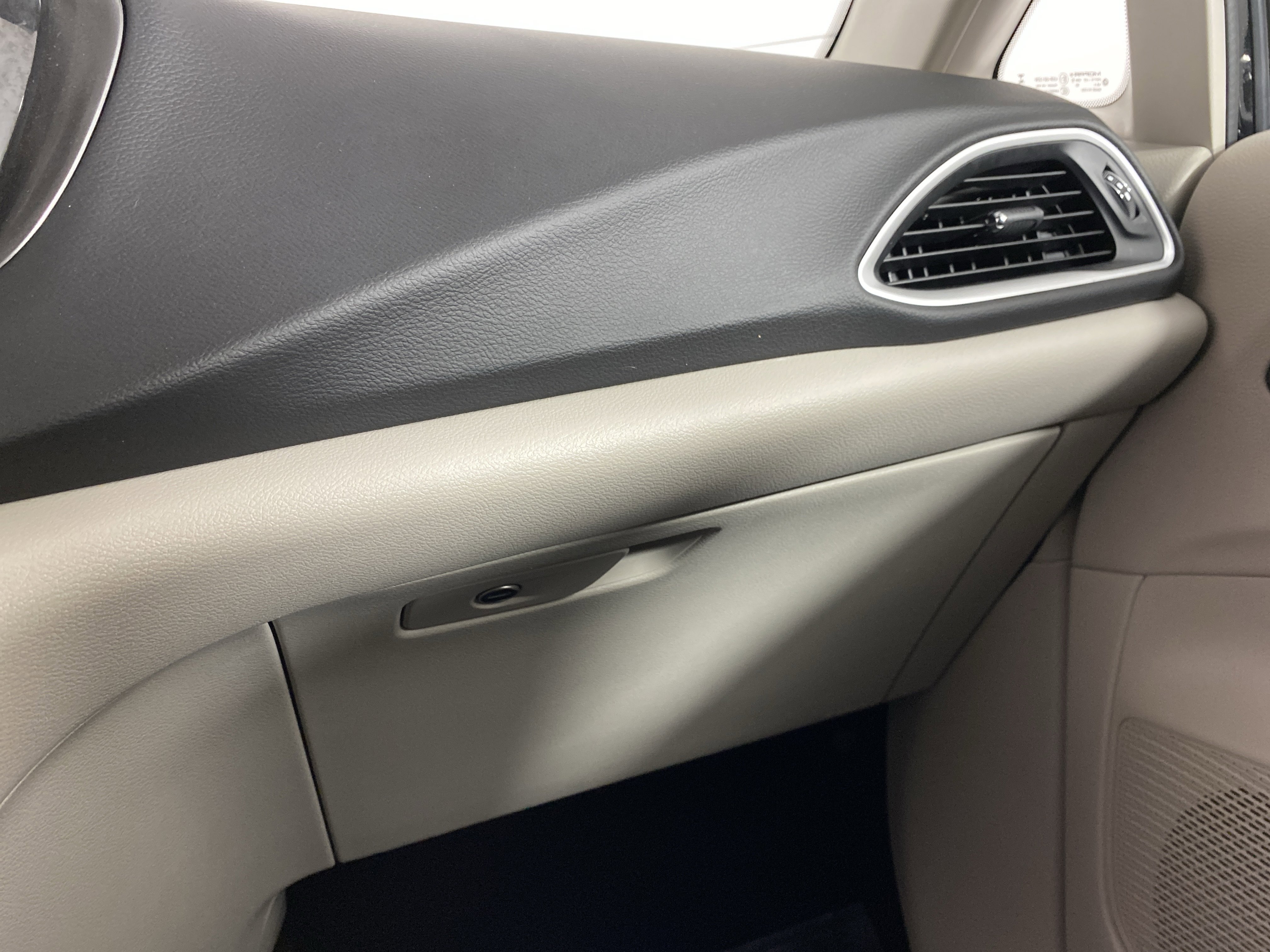 Used 2024 Chrysler Pacifica Touring-L image 31