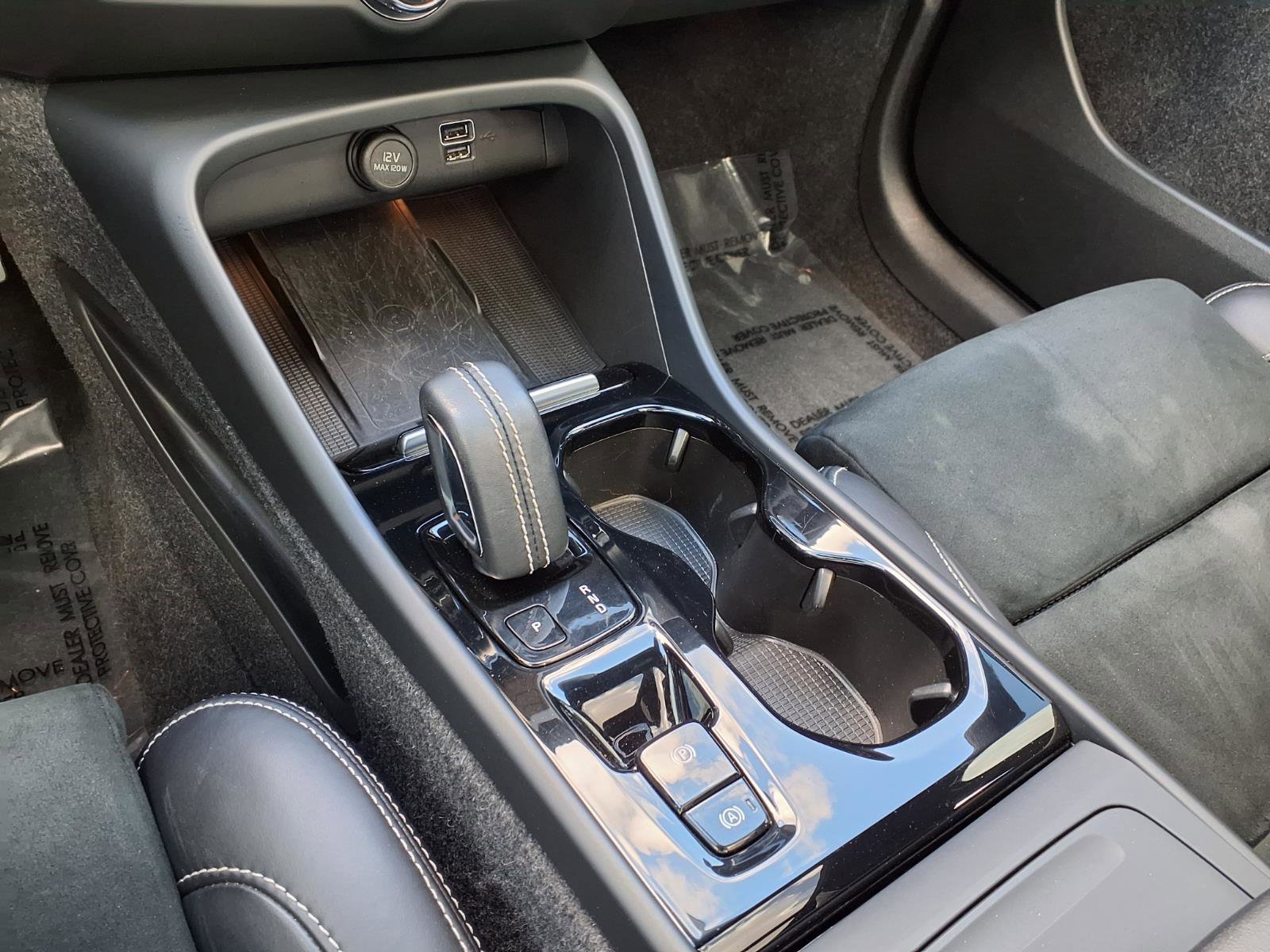 Used 2022 Volvo XC40 T5 R-Design w/ Advanced Package image 25