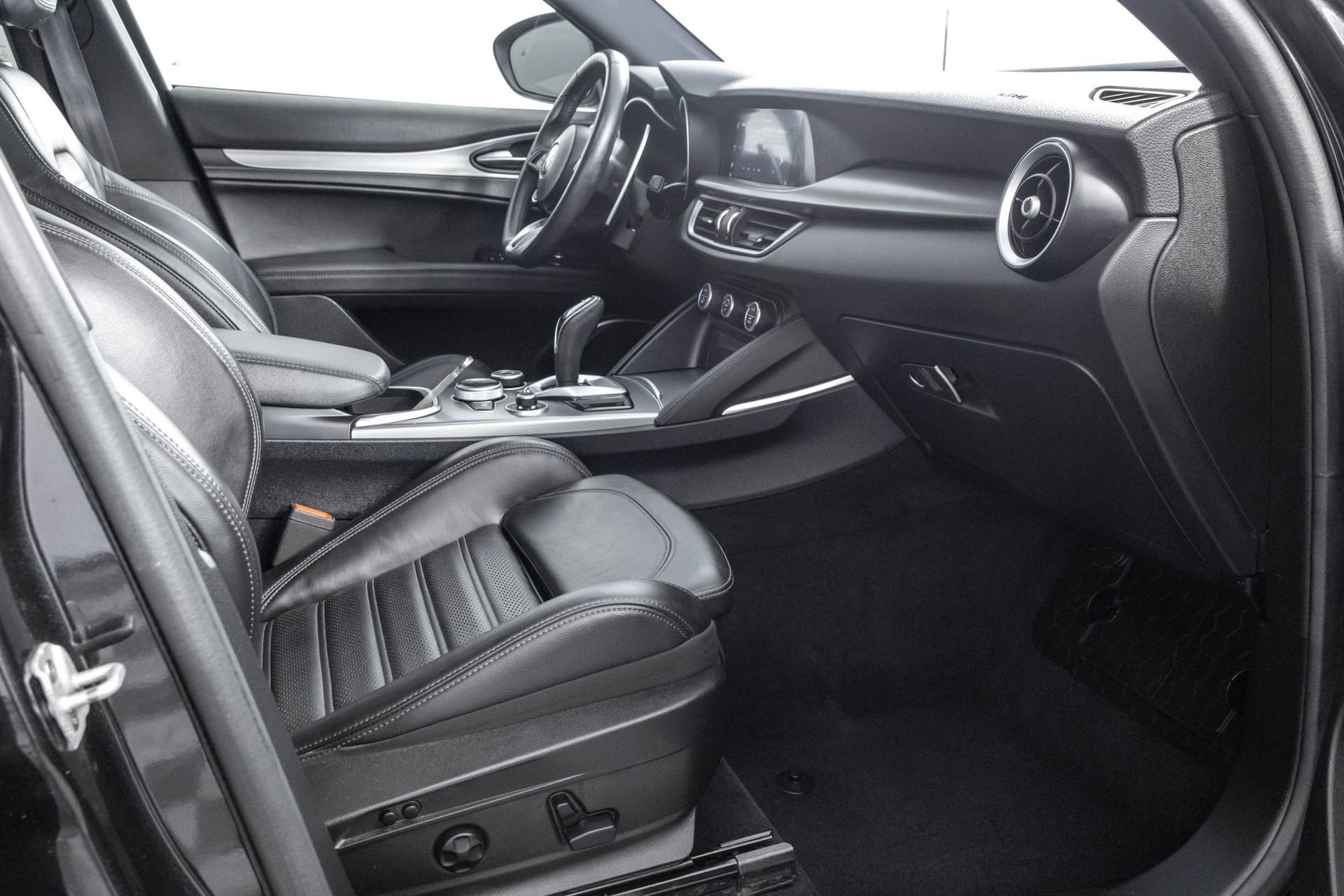 Used 2023 Alfa Romeo Stelvio Veloce AWD/4WD image 43