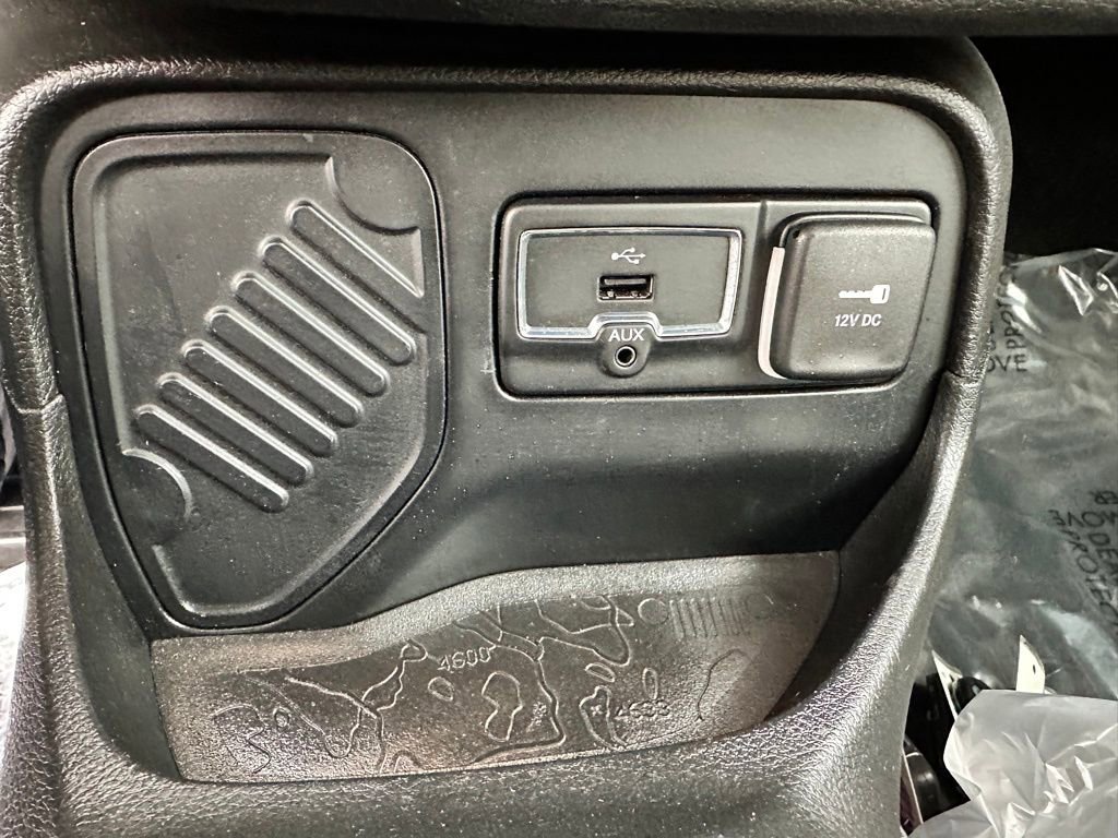 Used 2015 Jeep Renegade Latitude w/ Cold Weather Group II image 18