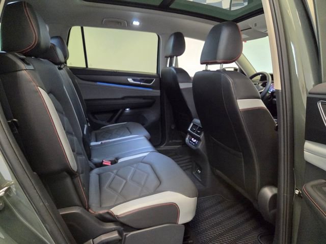 Used 2024 Volkswagen Atlas Peak Edition SE AWD/4WD image 16
