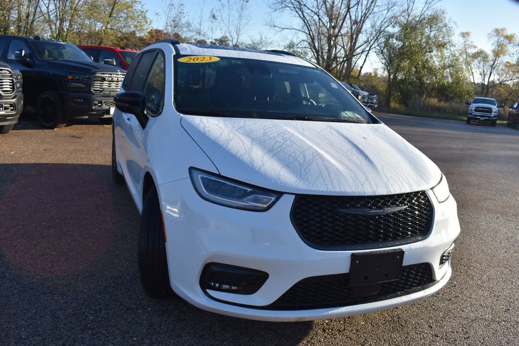 Used 2025 Chrysler Pacifica Limited FWD image 10