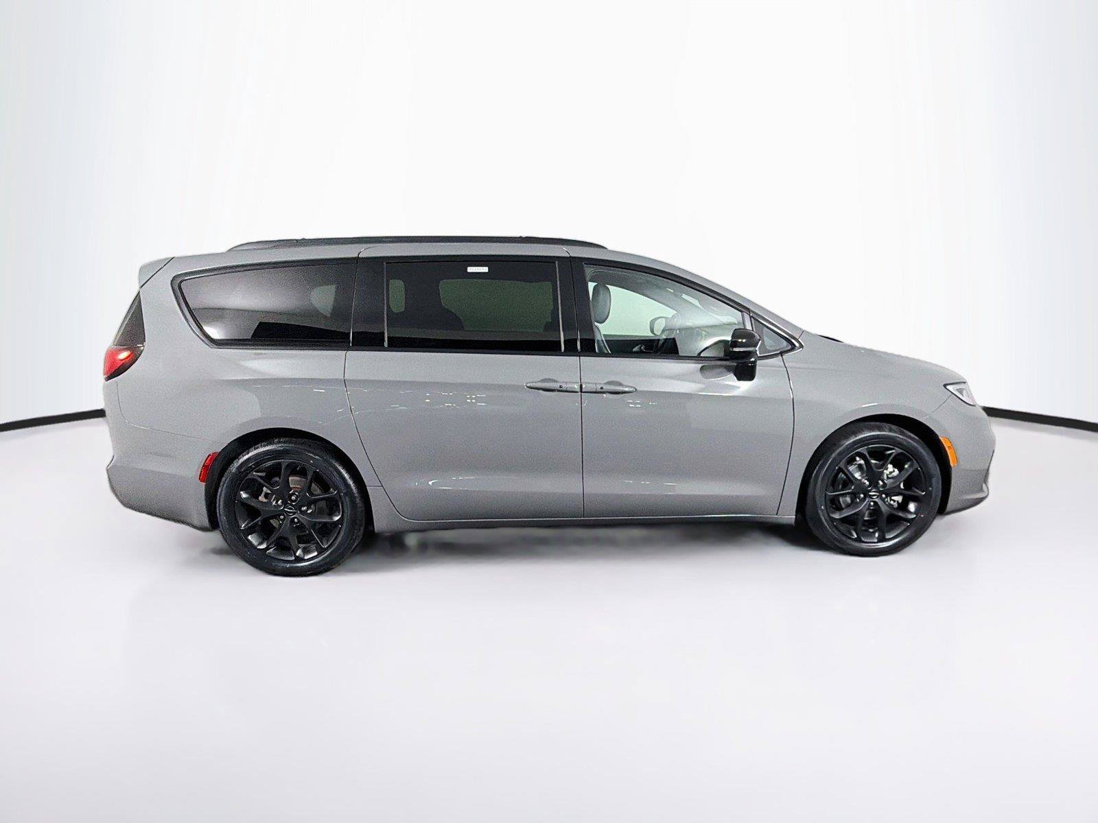 Used 2025 Chrysler Pacifica Limited FWD image 12