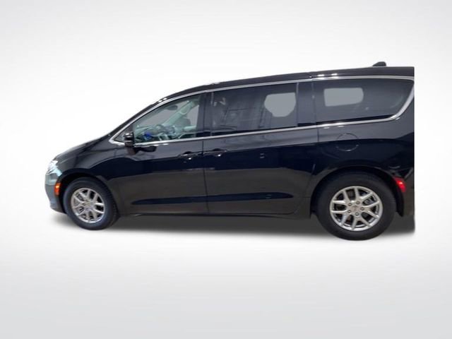 Used 2024 Chrysler Pacifica Touring-L image 2