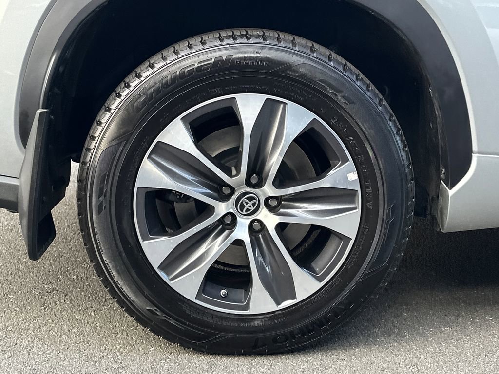 Used 2022 Toyota Highlander XLE image 9
