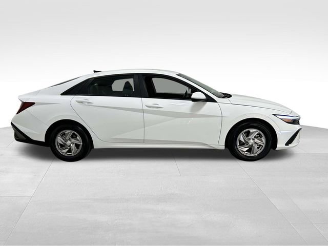 Certified 2025 Hyundai Elantra SE FWD image 2