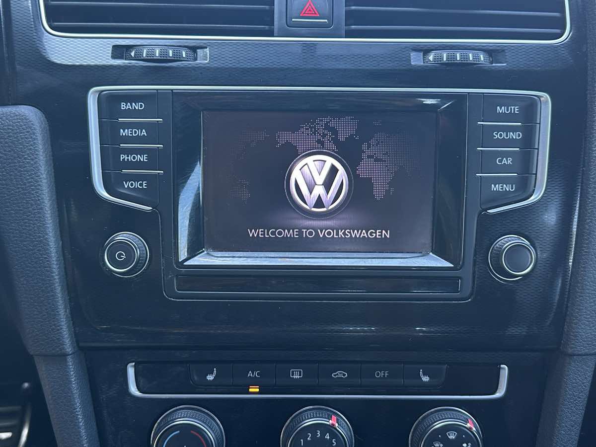 Used 2015 Volkswagen GTI SE FWD image 27