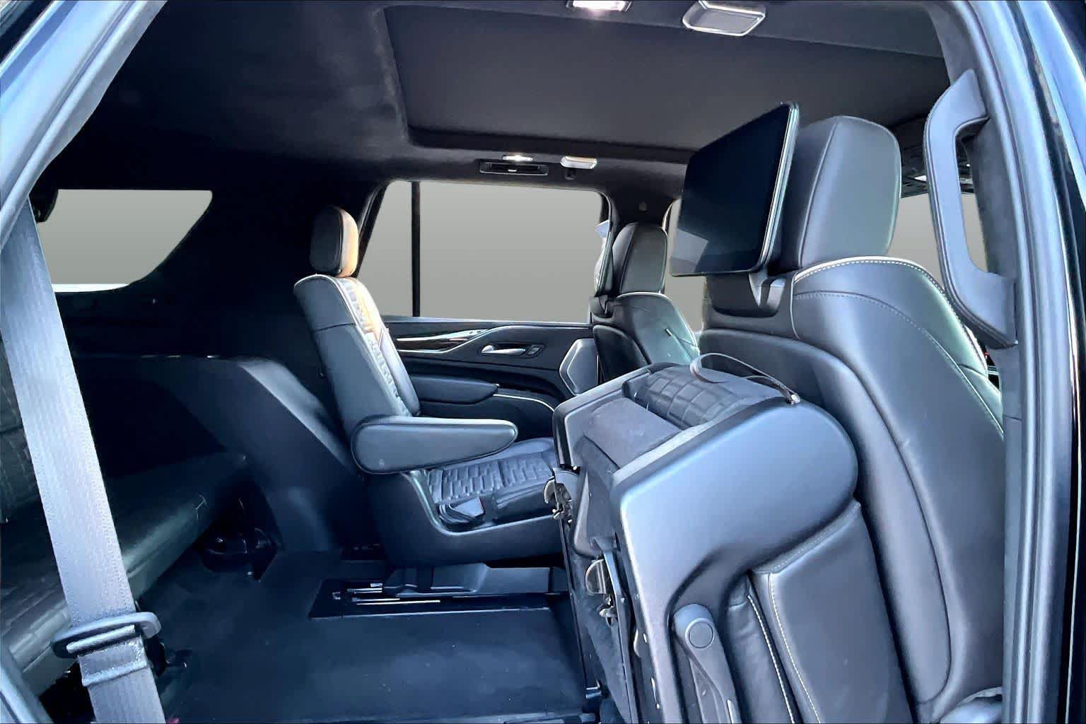 Used 2024 Cadillac Escalade Sport Platinum w/ LPO, ONYX Package AWD/4WD image 18