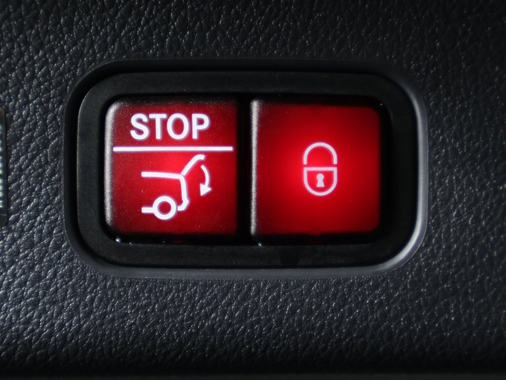 Used 2025 Mercedes-Benz GLC 350e 4MATIC image 17