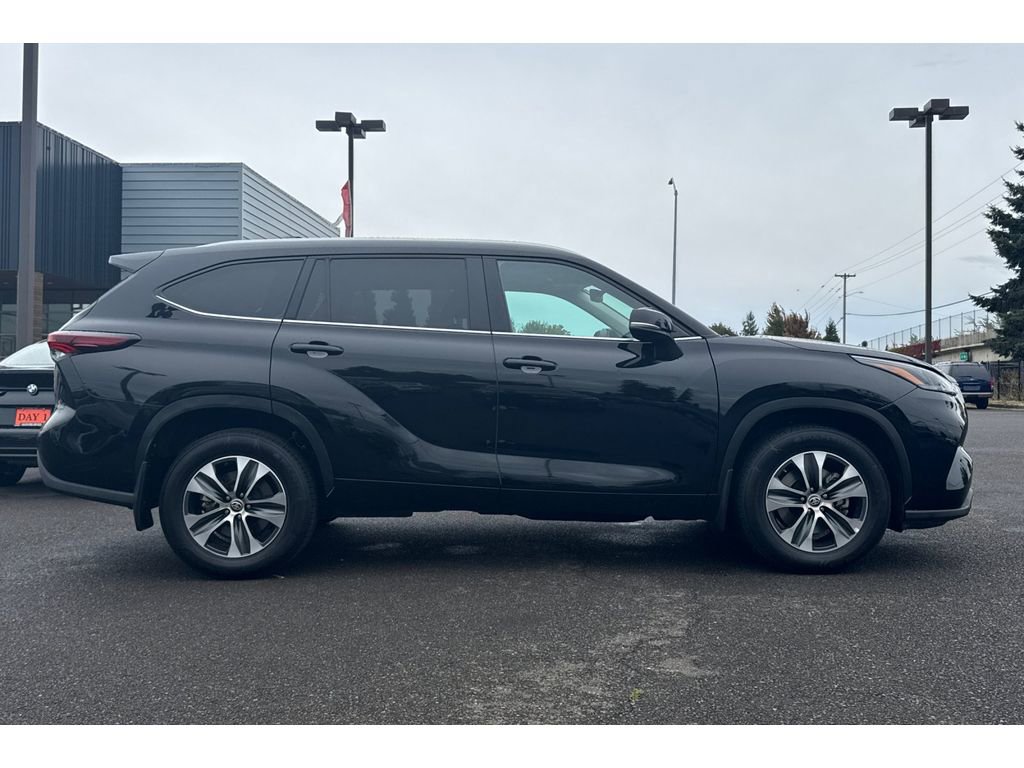 Used 2024 Toyota Highlander XLE image 3