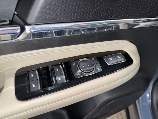 Used 2025 Lincoln Corsair Premiere w/ Equipment Group 101A image 12