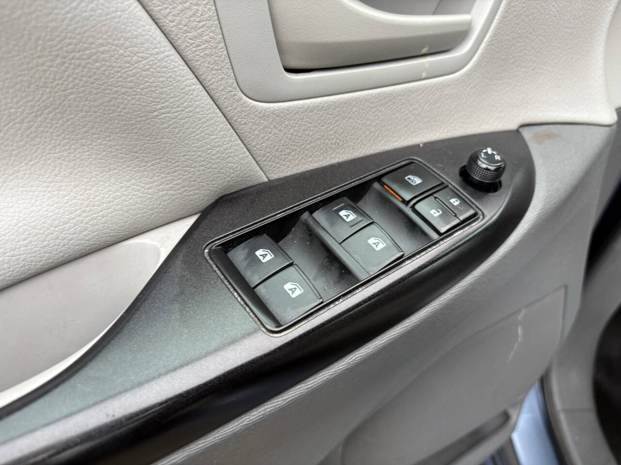 Used 2017 Toyota Sienna L FWD image 24
