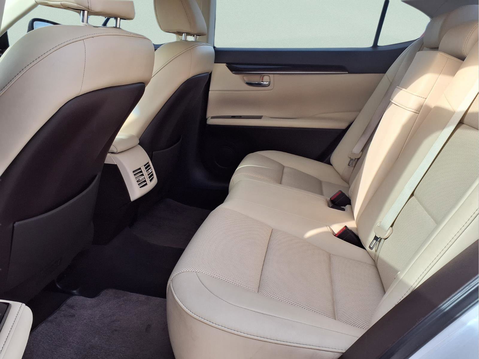 Used 2016 Lexus ES 350 4DR SDN w/ Premium Package w/Wood Trim image 11