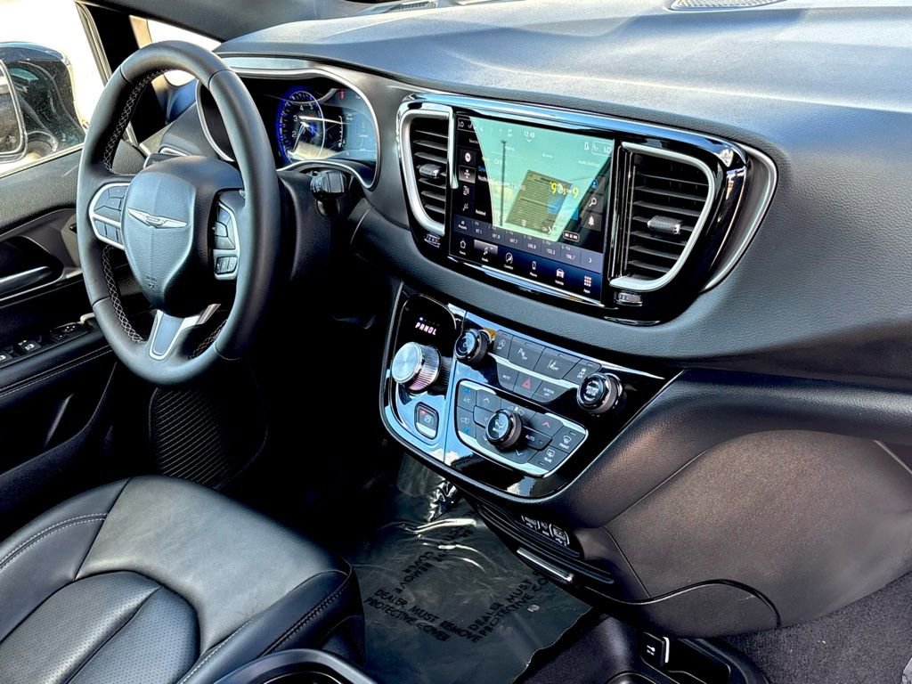 Used 2025 Chrysler Pacifica Select image 29