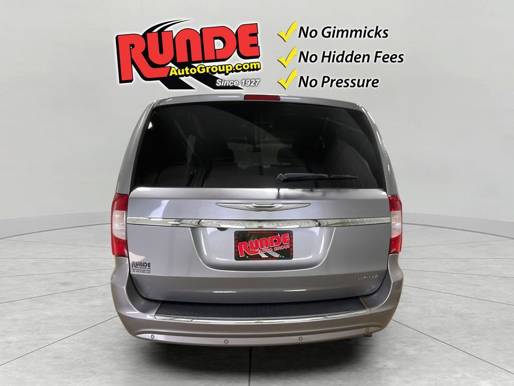 Used 2015 Chrysler Town & Country Limited Platinum FWD image 5