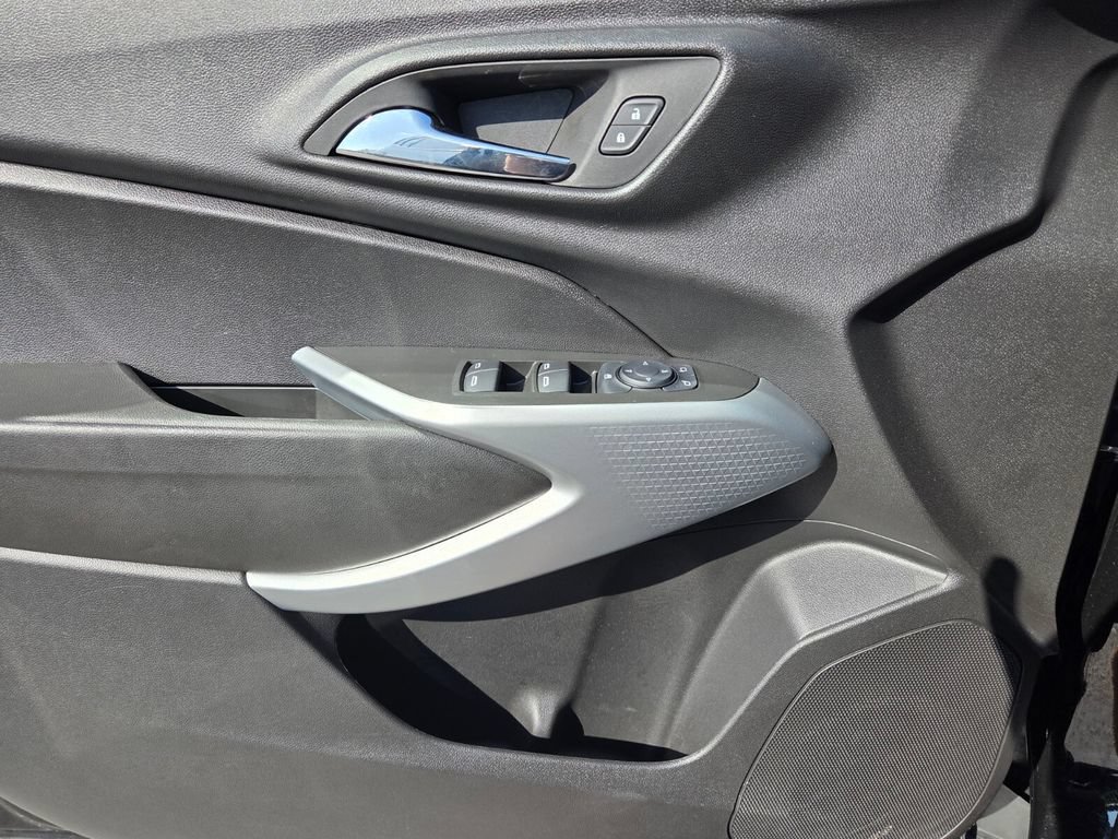 Used 2025 Chevrolet Trax RS w/ Driver Confidence Package FWD image 21