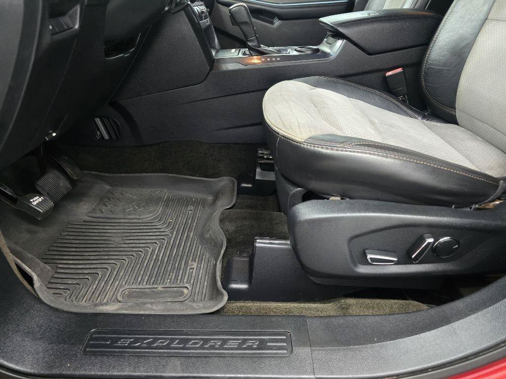 Used 2017 Ford Explorer XLT w/ Equipment Group 202A FWD image 8