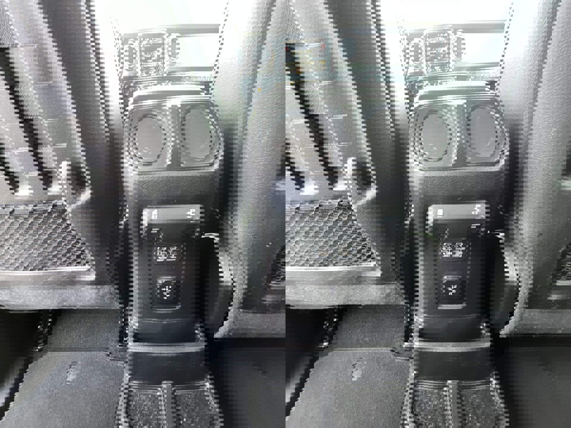 Used 2019 Jeep Wrangler Unlimited Rubicon w/ Uconnect 4C Nav & Sound Group image 22