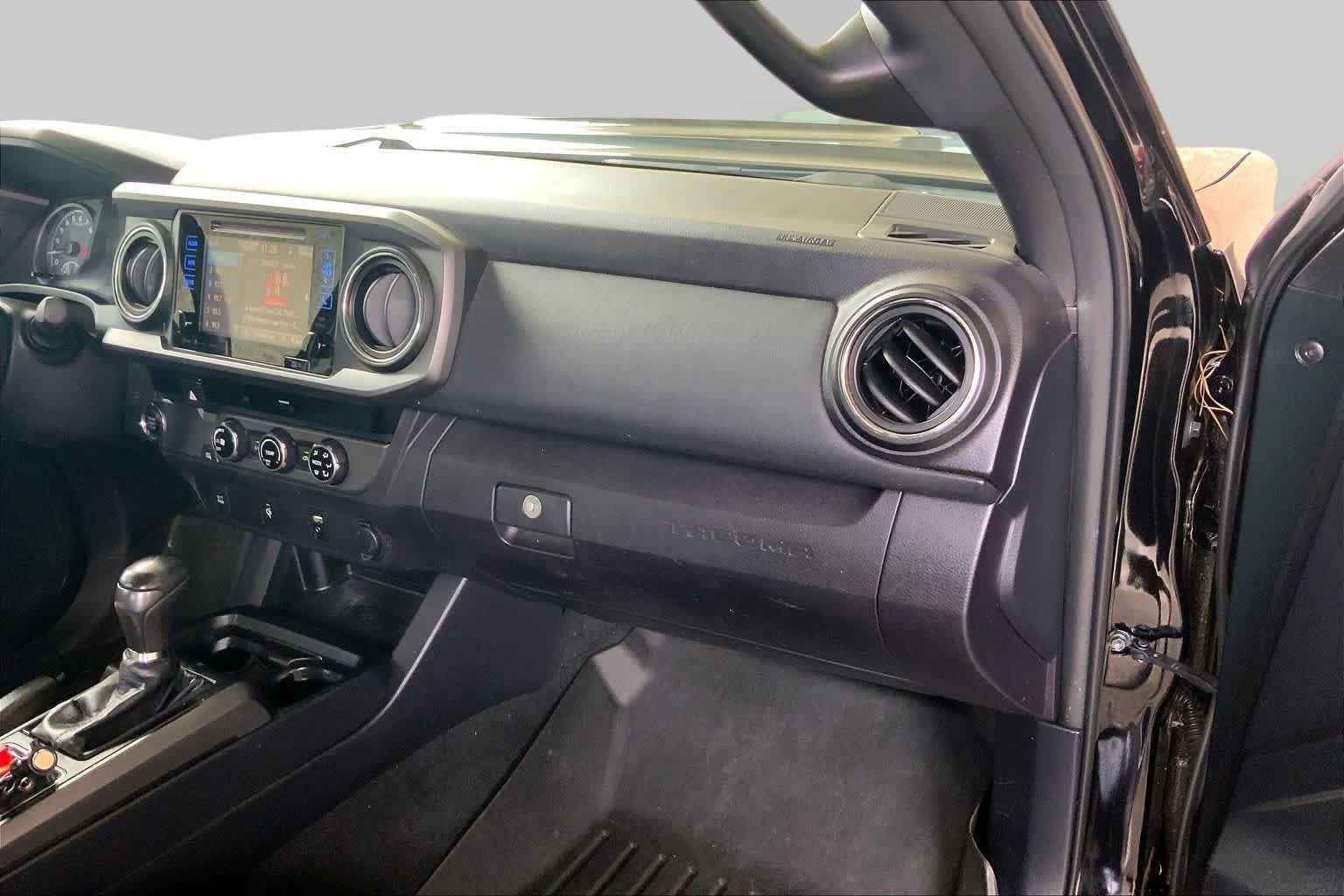 Used 2017 Toyota Tacoma TRD Sport w/ Tow Package RWD image 18