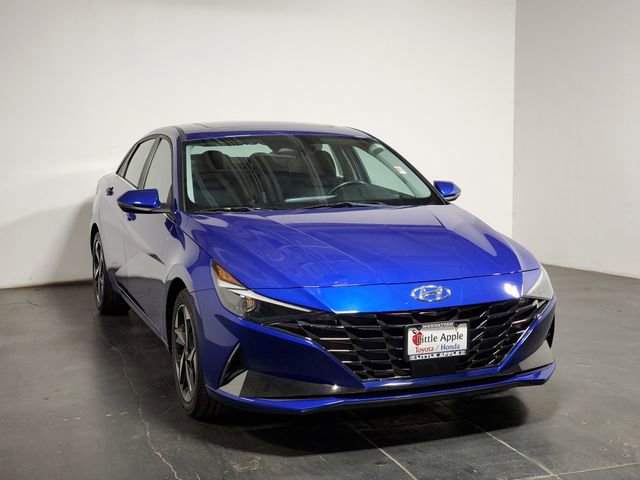 Used 2022 Hyundai Elantra SEL w/ Convenience + Premium Package FWD image 2