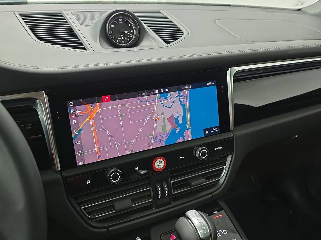 Certified 2025 Porsche Macan AWD/4WD image 15