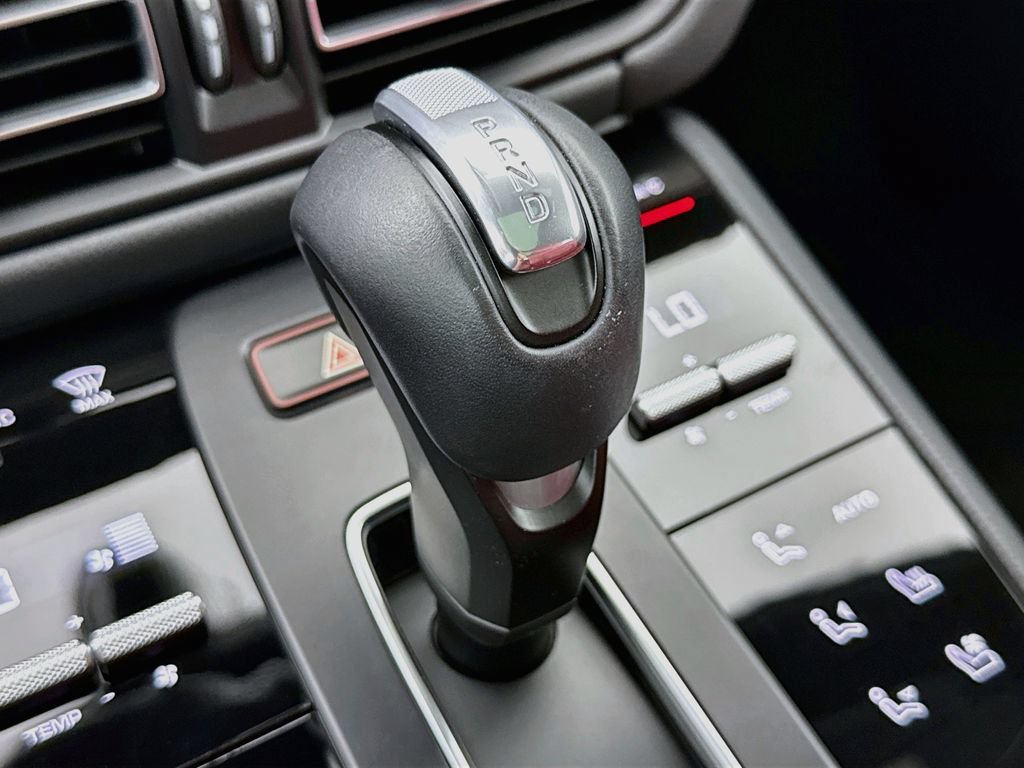 Certified 2025 Porsche Macan AWD/4WD image 21